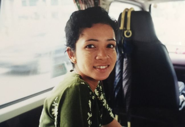 TG623便は関空を11:45に飛び立ち、５時間後の15:35にバンコク・ドムアン空港に着き、TG305便に乗り換えて、18:50にヤンゴンに到着した。<br />沖止めの飛行機からターミナルビルまでは、東京で使われていた「都バス」の中古に乗った。「お降りの方はボタンを押してください」のシールはそのままだった。　<br />パッケージツアービザを取得していたので、イミグレーションを問題なくスルーできたが、フリーの旅行では200ドルの強制兌換が強制された。<br /><br />ターミナルを出た所で、「MTBツアーズ」のガイド、ティーダが出迎えてくれた。28歳の小柄なディーダは、僧院で日本語を勉強しガイドの資格を取ったという。