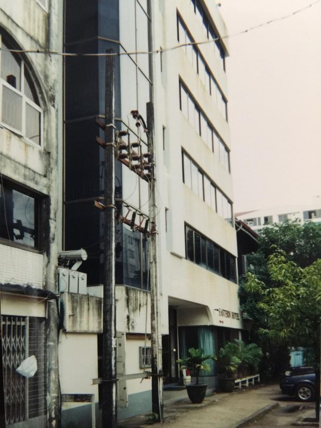 利用した「Eastern Hotel」は1泊2000円程度のホテル。バスタブはあったし、広さも申し分ないのだけど、エアコンの振動と音が気になって寝付けられない。エアコンを切りたかったが、リモコンスイッチを押しても反応しなかったので、エアコンへの電力供給スイッチを切って停止させた。切ってもそんなに室温は上がらず、静けさの中ですぐに寝入った。<br /><br />