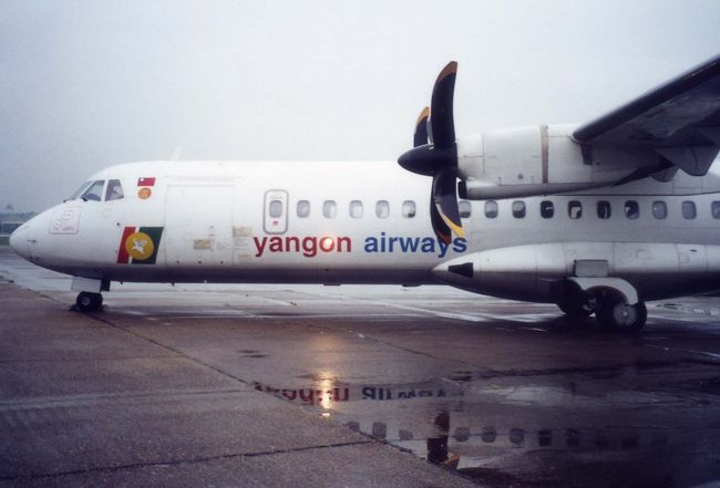 ■２日目(7/23）<br /><br />ヤンゴンからパガンへ移動する。<br />飛行機のスケジュールの関係で、４時に起きた。ホテルのRestaurantはとても薄暗く他に客ははいない。<br />５時過ぎにティーダが迎えにきてくれた。<br />空港まで20分程で着く。またヤンゴンに戻った時には、彼女がガイドしてくれることになっている。しばしの別れだ。<br /><br />エアーチケットとパスポートを見せ、YANGON AIRWAYSのカウンターにチェックインした。素性の知れない係員風の男が手続きを代行しようとしたが、無視して自分でした。<br />搭乗した双発機HK005は6:30に離陸開始、その時はかなりのＧを受けたし、飛行中は振動とプロペラ音がダイレクトに体に感じられて、なかなか乗り応えがあった。<br />