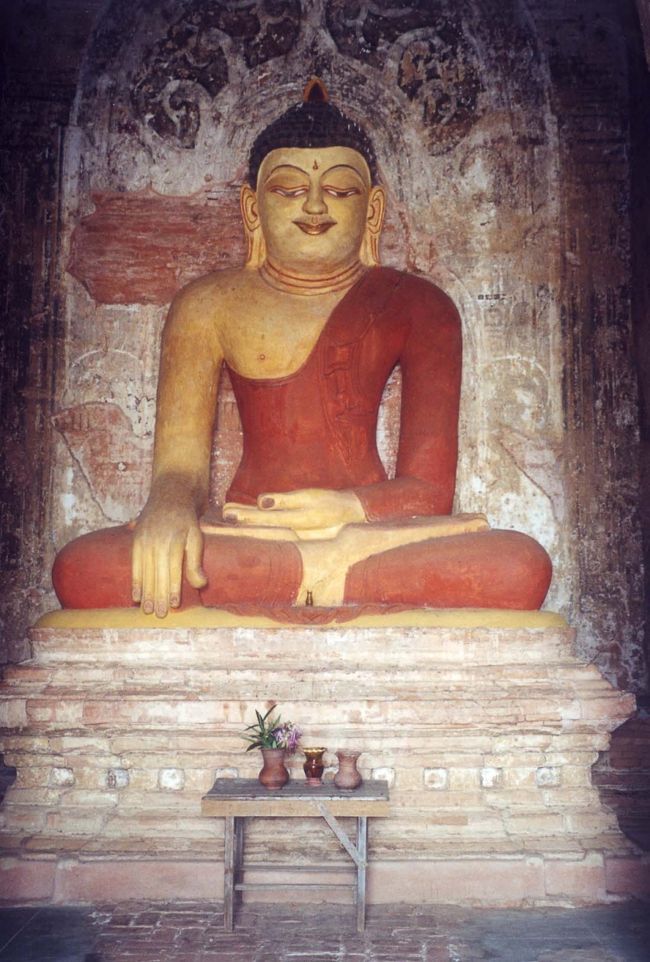 まず、ガイドのザーニのお気に入りのスポット、オールドパガンの「ヒュアハウンジ寺院」に行った。オレンジの袈裟を着た柔和な仏像が安置してあった。<br />