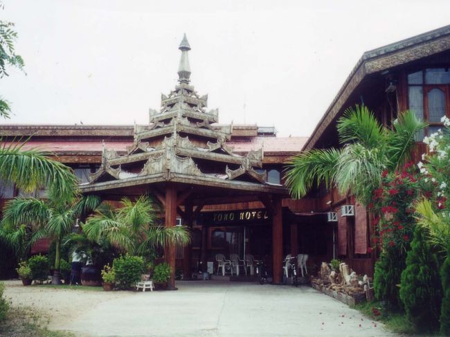 利用する「トーホーホテル」はニューパガンの外れに位置していた。チェックインの際、フロントにいた従業員の視線がとても熱かったが、その理由はあとでわかった。<br />部屋に荷物を置き、少し休んでから観光にスタートした。<br /><br />