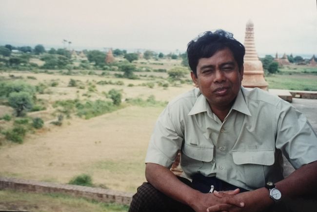 １時間後、着陸態勢に入る。エーヤワディー川のほとりに小さくバゴタが見えてきた。着陸直後、ほんの少し機体が横にすべった。そのままズリっといけば・・・、と恐怖心が頭をもたげたが、なんとかスピードダウンしてくれた。<br /><br />パガンで案内をしてくれる ザーニ（40歳）が迎えてくれて、入域料の10＄も彼が支払いを済ませてくれた。気温は体感で30度もないような気がした。雨期のパガンは日本の夏よりもよほどしのぎやすい。<br />