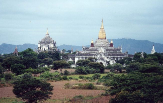 寺にいた少女が、薄暗く狭い階段を懐中電灯で、足下を照らしてくれて、テラスに上がった。<br />見渡す限り緑の草木が広がり、その中に仏塔と寺院が点在している。「アーナンダ寺院」や「ダビィニュ寺院」も遠望できる。<br />静謐感が漂うピースフルな景色だ。心地よい風が吹き抜ける。夢の中にいるようだ。近代や現代が遠ざかりいにしえの13世紀が目に前にあった。<br /><br />ザーニは、３年前にジャイカの支援で来日しホテル業務を学びながら収入も得た。その年ミャンマー全体で６人が選ばれて来日し、パガン・マンダレー地域を代表して彼一人が選ばれた。選考試験に突破するだけの能力がある人なのだろう。来日で手に入れた6000＄で、帰国後セコハンの日本車を買ったという。<br /><br />