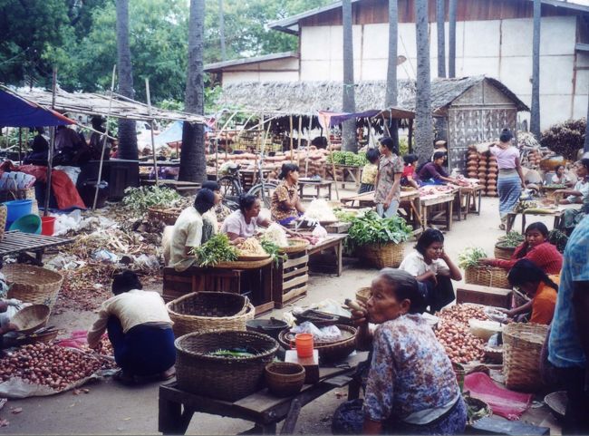 パガン最大の市場ニァゥンウー市場を歩いた。板の上に解体した豚が部位ごとに並び、鶏はかごの中で買い主を待っていた。さまざま食材、衣料品、日用品・・何でもそろっている。<br /><br /><br />