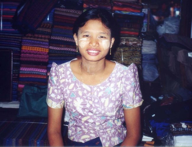 この国の女性の顔には、高い確率で土が乾いたような跡が見られた。タナカ（thanaka）という木を、水を混ぜてすりつぶし、ペースト状にして顔に塗っているのだ。日焼け止めや美肌効果があるようだけど、ふざけあって泥をなすりつけ合ったあとのように見えてしまう。<br />日本人の美意識からすれば、違和感を持つが、世界は多様性に溢れ、国によって文化や風習に違いがあるという、当たり前のことを教えてくれる。<br /><br />