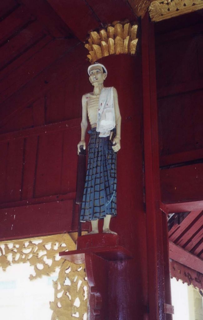 土着信仰のナッ神だろうか・・。このような彫刻にそこかしこで出会う。