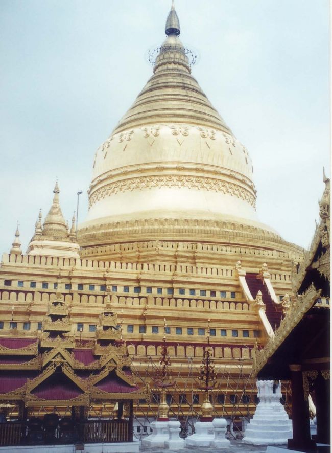 「ジュエズィーゴォンパゴダ」<br /><br />アーナンダ寺院と並びパガンを代表するパゴダだ。11世紀、アーノヤータ王が建立に着手し、次代の王チャンシッターが完成させた。三層の基部と金色に輝く釣り鐘状のドームからなる様式は、事後のパゴダの範になったという。<br />それにしても絢爛豪華、言葉もない。境内には僧侶の読経が響き、多くの参拝者があった。