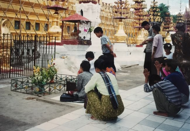 熱心に祈りをささげている。
