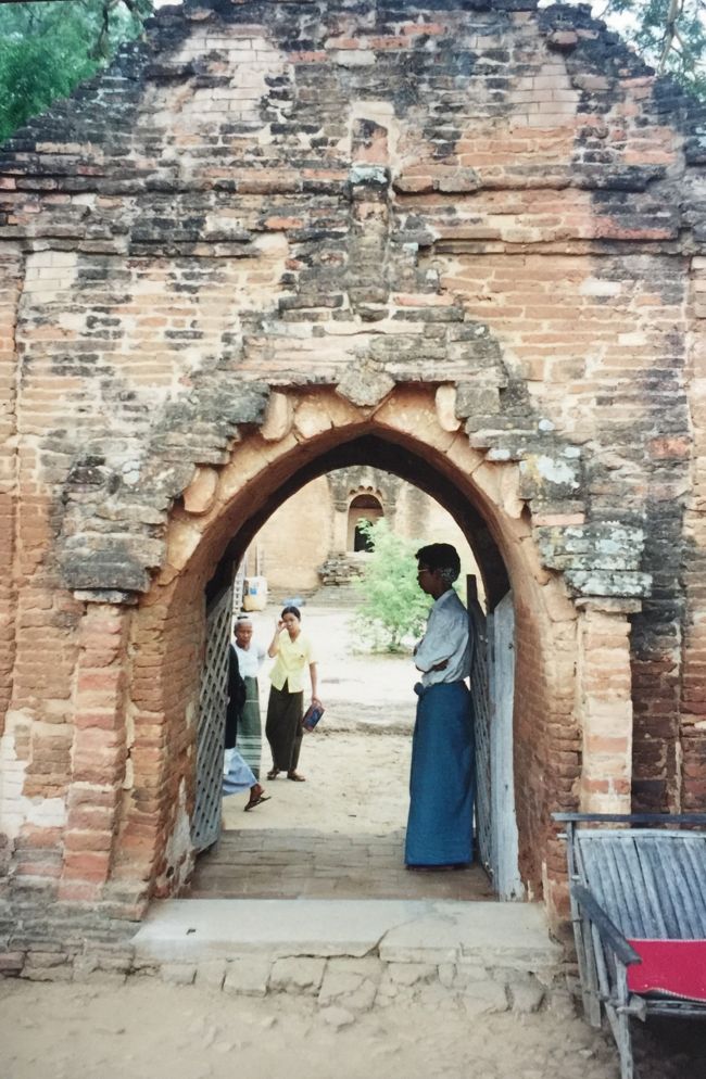 「チァンスィッター窟院」<br /><br />モンゴルとの抗争の歴史をとどめる建物だが、窟内は、真っ暗で瞑想の部屋が沢山うがたれていた。<br />