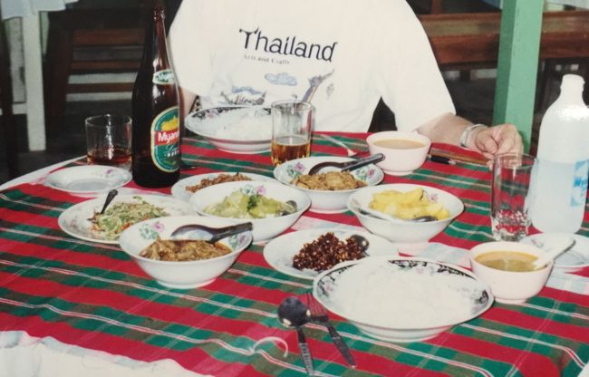 MYAYADANAでランチをとった。チキンや豚のカレー（ご飯にかける食べ方がカレーと言うなら・・）をメインにしたもので、とても油っぽく、辛かった。<br />まずくはないが、美味しいとは言い難い。ただ発酵させた茶の葉のラペッ・トウッは、冷えたミャンマービールとの相性は良かった。料理の油っこさにはこの旅行の最後まで慣れなかった。<br />このレストランは、ガイドブックにも載っている有名店で、「いつも混み合う人気レストラン。ミャンマー料理は要予約。」と書いてあったものの、ランチタイムの客は私たちだけであった。<br />