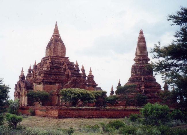 「セィンニェ・アマ寺院」と「ニェ・ニィーマパゴダ」<br />煉瓦の赤がひときわ美しく、バゴタと寺院の形の対比も絶妙であった。<br />二つの建物が11世紀の建立より悠久の時を刻んで静かに語らっているようにも思えた。<br /><br />