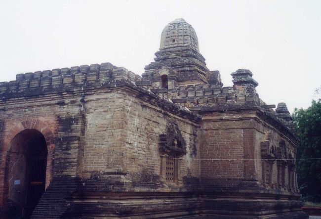 「ナンパヤー寺院」<br />院内の石彫レリーフ・ブラフマーに目をひきつけられた。1.5mほどの石彫がアンコールワットに刻まれたものに酷似している。<br />パガンには他にこのような石彫レリーフはないとの事だが、クメール人がこの地でノミを振ったのではないだろうか?。　<br />