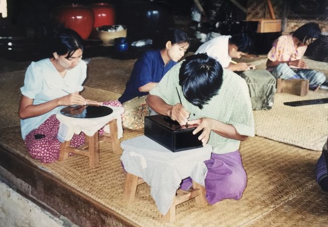 昼寝タイムの後、15時半に再び観光に出る。<br /><br />「漆器工房MOE MOE」<br />透けるまで薄く削いだ竹を編み込んだ土台に、何回も漆を重ねていた。高級品には馬のしっぽも練り込むようだ。乾燥させた後に細かいカービングを施していく。下書きなしで一気に形を彫り込む作業は見事だった。