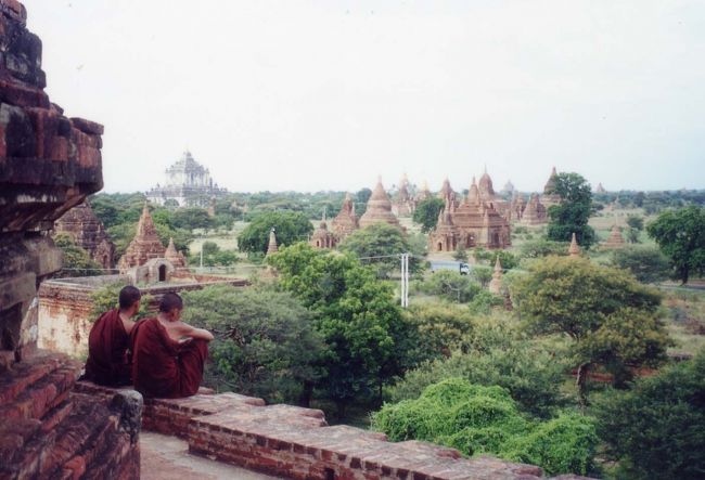 「ミンガラーゼディパゴダ」は、1274年建立されたパガン王朝最後のバゴダだ。<br />ここのテラスからの眺望も見事だった。2人の若い僧が並んで座り、何やら語らっていた。ヤンゴンから来て観光している1人の僧もいた。彼の手から、英語文字が並ぶ洒落たショッピングバック下がっていた。僧の袈裟のエンジ、褐色の肌、それがバゴダの赤と解け合う。<br />ここも静けさが漂う。<br />