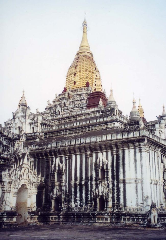 「アーナンダ寺院」は、1090年チャンスィター王が建立した、パガンの代表格の寺院だ。<br />一辺53mの基壇とその上に立つ塔との色彩や形のバランスが実に見事だ。<br />塔の形も下部のしまり具合がなんとも言えず魅力的だった。<br />