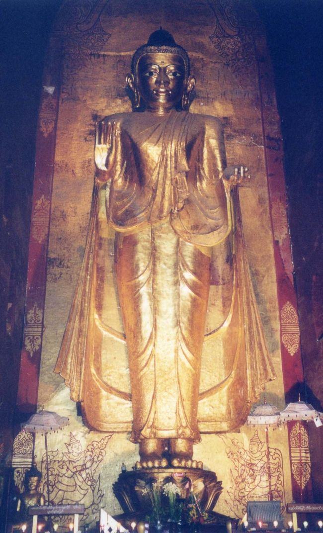 寺院には、黄金に輝く高さ10mの巨大な仏像が４体安置されている。うち２体は後世の手になるものだが、全体の形はシンプルで日本の仏像とはスタイルが違う。