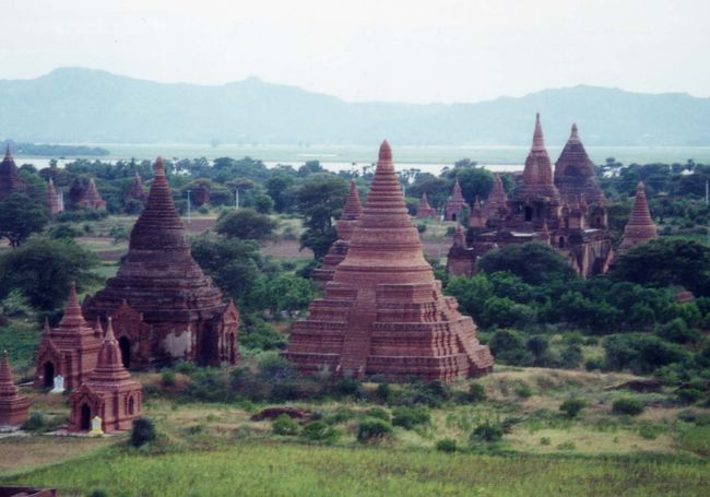 「シュエサンドーパゴダ」のテラスで、パガン平原の夕焼けを見ることとなった。パガンに観光に来た外国人の多くが、集まっていたが、それでも総勢20人程度だろうか。昨年訪れたアンコールワットのサンセットビューポイントでは、優に100人を超える観光客がいて、座る場所の確保も難しかったが・・・。<br />