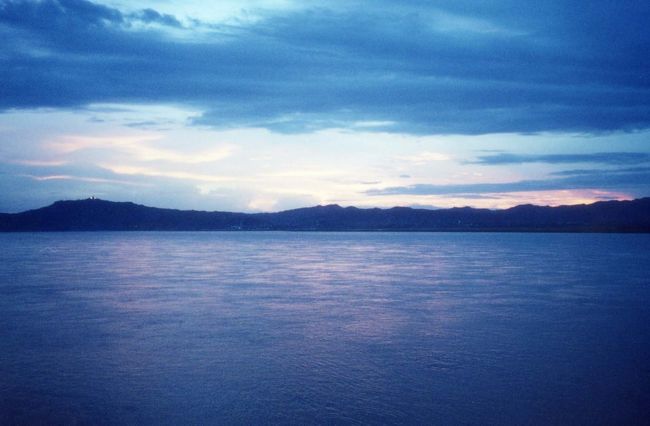 その後、エーヤワディー川横に立つ「ブーバヤーパゴダ」に寄り、そこのベンチに座って、川面に映る残照を眺めながら、1日の観光を終えた。<br /><br />夕食は、TOHOホテルで。出された料理は、昼のランチと似ていて、しかも油っ濃い。<br />ダイニングルームは満席ならば50人は座れそうな広さだったが、ゲストは私1人だった。<br />給仕のスタッフに聞いてみた。「今日、このホテルの客は私一人なのか?」と・・・答えは「イエス」。「明日も1人」という。雨期だったから、オフシーズンであるとはいえ絶句!!。ホテルに着いた時の、スタッフたちの熱い目線の意味がわかった。注目を集めるはずだ。他に関心の持ちようがないのだから。私がいなければ、ロビーにエアコンをつける必要もなかったのだし、愛想笑いもする必要もない。<br />「トーホーホテル」のスタンダードルームには、エアコンが付いていて、バスタブもある。内装もアジアンティストで感じが良い。提携している旅行会社の関係などもあるのだろうか??。こんな経験は滅多に出来るものでない。ホテルを独占してしまった。<br /><br /><br />