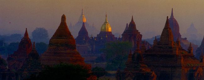 残念ながら、太陽は地平線にとどく少し前で、雲に隠れてしまった。<br />乾期のおりには平原が赤く染まり、寺院やパゴダが燃え立つという。<br />※買い求めた絵葉書