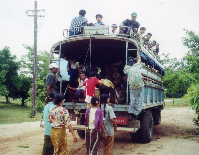 テラスに登って下を見ていると、トラックバスにてんこ盛り乗った人たちが入ってきた。「村人が宝くじにあたり、参拝の費用のすべてを持ってくれている。」と、ザーニが聞き出してくれた。<br /><br />