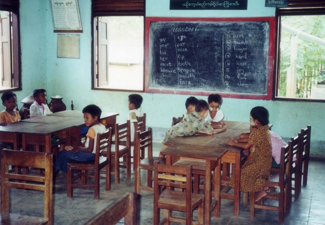 先生が書き順をしめす。先生が発音し、その後生徒たちが繰り返し発音するのだが、息を吸うたびに一斉に肩があがる様子を見ていて、感動してしまった。先生が回ってくるまで、他の生徒たちは静かに行儀よく待っている。この国では、先生は絶対であり父母も絶対であり尊敬と敬愛が寄せられている。<br /><br />村の水くみの女性たちとも話した。僧院の跡にも寄った。・・・静けさの漂うミンナントゥ村の朝だった。<br />