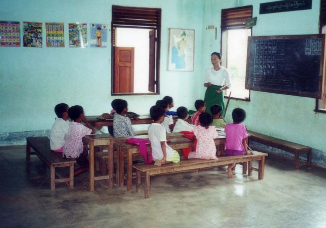 「ミンナントゥ村」の小学校に案内してくれた。<br />100人程の生徒たちを先生２人が見ていた。国語の書き順の学習を低学年の子らがしていた。