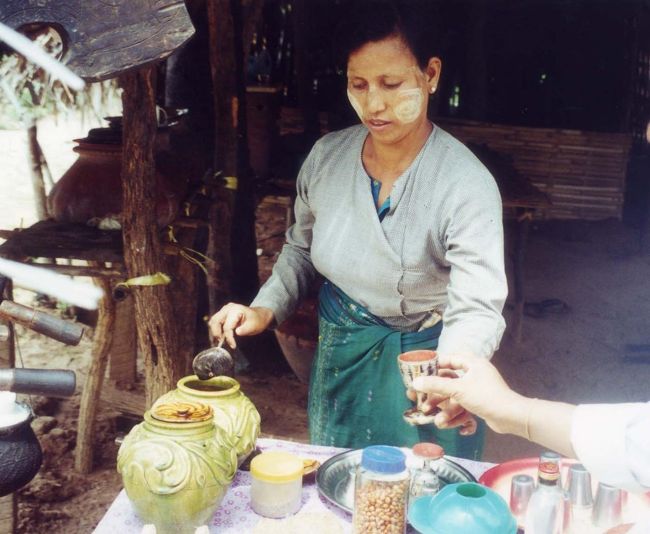 ベンチに腰かけ、この酒を試飲しながら、茶の葉を発酵させたラペッ・トウッを食べた。揚げた豆と一緒に食べるのだが、独特の苦みはくせになりそうだった。椰子酒が進み、少し頭がボーっとなってきた。<br />