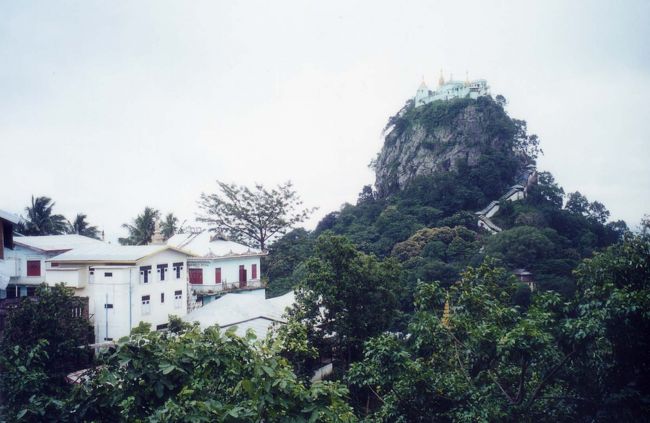 車の振動と椰子酒がまどろみに誘ってくれた。エアコンがきられ、窓があけられていたのだろう、外からの風が顔に当たり目を覚ました。<br />前方を見ると雄大なポッパ山が見えた。あいにく山頂は雲に隠れて見えなかったが、右前方に奇岩タウン・カラッが顔を出していた。<br /><br />ふもとの門前町で車を降り、改めてタウン・カラッを見上げる。それにしても、何とも奇妙な岩塔だ。どのような力が働いて、こうしたものができあがったのか。説によると死火山のポッパ山の火口のえぐれた形がタウン・カラッと同じという。噴火のおり、吹き飛ばされたとでも言うのだろうか・・・。<br /><br />ザーニが「ちょっと失礼」・・と道脇にそれ、しゃがむ。ご当地で放尿はしゃがんで男性もするようだ。<br />