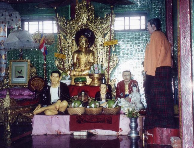 そこかしこにナッ神が祀られていたが、そのスタイルが、どうも見せ物小屋の張りぼてのようで、中にはヤクザの親分風、拳闘士風などもあって、宗教観の違いは感じた。<br />