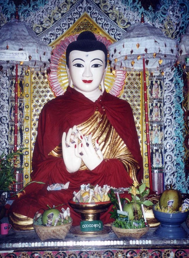 この神様は、そのときつとめていた職場の同僚にそっくり。帰国後「あなたが、ミャンマーでは紙になっていましたよ。」と写真を見せた。<br />