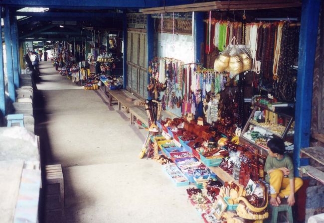 (聖域であるので)裸足になってタウン・カラッのトップをめざして階段を登った。参道には土産物屋が続く。