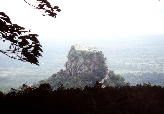 昼食は、「Popa Mountain Resort」でとった。タウンカラッを眺望できるリゾートホテルだ。テラスにテーブルを出してもらい、ミャンマービールを傾けた。シーズン中はランチでも、予約をいれないとベストの席はとれないようだ。しかし今日は３組の客しかいなかった。<br /><br />※ホテルテラスよりタウンカラッを見る<br /><br />