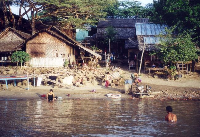 一路パガンにもどりホテルでくつろいで、17時半にサンセットクルーズに出かけた。<br />エーヤワディー川をボートで周遊し、落日までの時間を過ごす趣向だ。昨日市場で買ったロンジーをはいてみた。これは抜群にいい。涼しいし綿の感触がいい。ホテルの人たちもグッドを連発してくれた。<br /><br /> 川のほとりにで、女性たちが洗濯をし、子どもたちは水遊びをし、男たちは体を洗っていた。チャーターしたボートは20人乗りほどの大きさだったけれど、私1人の貸し切り。<br />ザーニが日本語ミャンマー語辞典を持ってきていた。暮れゆく時間、私は日本語の先生となった。