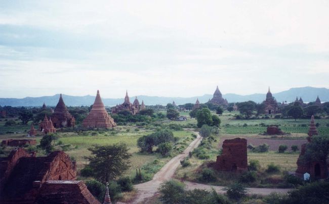 あと１時間ほど航行すると聞いていたが、急遽、昨日のビューポイント、シュエサンドーパゴダに行ってくれるように頼んだ。高見から寺院やパゴダをもう一度見たいと思ったのだ。太陽は雲間に隠れて夕焼けの平原は臨めなかったが、あたりがほの暗くなるまで、目の前に広がる雄大な景色を目に焼き付けた。<br /><br />