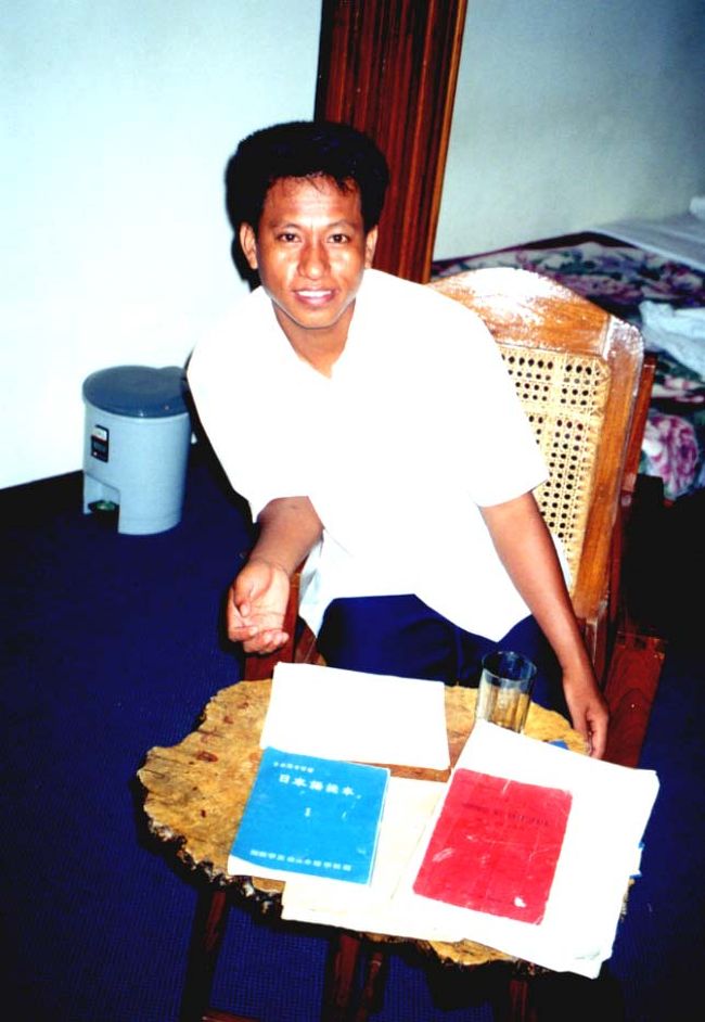 夕食はホテルでとったが、昨日と同じでゲストは私１人。食材を調達する必要があったのだろうか、夕食の開始は１時間後と言われた。<br />オーダーした草魚の料理は、独特の触感と舌触りも楽しめてgoodだった。相変わらず油っ濃いが・・・。<br />ホテルのマネージャーのソーナインティーから、日本語を教えてほしいと請われた。<br />彼は28歳で、３年前に結婚して子供が２人いる。日本語を勉強中で、すでにガイドの免許もとったと言う。時計を見れば20時半。まだまだ寝るのには早い。ソーナンティーの日本語のチェックを引き受けた。<br />すぐに私の部屋に来ると思っていたが、息せき切って30分後に部屋に現れた。手には辞書やガイドのための本があった。これを寮に取りに帰っていたようだ。<br />彼は、パガンの有名寺院の説明をすべて日本語で出来る実力があった。日本語文にミャンマー語のルビを振り、繰りかえし読んで覚えたという。なかなかの努力家だ。<br />しかしそれがどういう意味かわからない所がたくさんあるという。おかしな日本語を修正したり、必要のない箇所を削除したり、彼の質問に答えていたら、あっという間に23時を回っていた。<br />