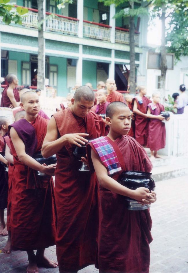 この橋の近くの「マハーガンダーヨン僧院」。<br />仏教経典の他、基礎的な学習をしている。大きな規模の僧院で、運営資金を得るために観光客に解放して義援金を募っていて、パネルには寄進した日本人の名も沢山並んでいた。<br />10時の食事時間が近づいてきて、若い僧たちが、列をつくりダイニングルームに集まってきた。鐘がなって、列が進み、それぞれの櫃にご飯とおかずが配られていく。