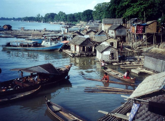 エーヤワディー川に出て、船上生活者が船を寄せて生活している場所にいった。彼らの生業は、竹や木の運搬のようで、トントンは、彼らは大変貧しい人たちだ。と言っていた。<br />近くの広場のような所で、若者が輪になってが竹で編んだボールを蹴っていた。アイスクリーム屋が鈴をならして通り過ぎて行った。10歳くらいの女の子が、乳児を抱いて私につきまとう。<br />