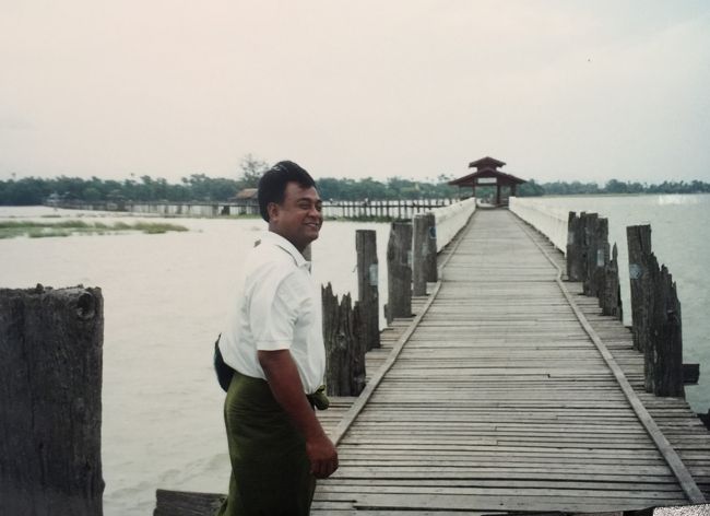 ■４日目(7/25）<br /><br />今日はマンダレーに移動する日だ。<br /> 朝、トーホーホテルの車寄せの椅子に座っていると、犬が三匹すり寄ってくる。しっぽをふり、愛想を振りまき、かまって欲しそうにする。しっかりした肉付きの中型犬だったが、首や頭をなぜてやるとうっとりしていた。<br />ソーナンティーが屋上に案内してくれた。アーナンダ寺院も遠望できる。パガンの見おさめの時となった。パガンは心に染みた。いいところだった。 <br />ザーニが迎えにきてくれた。ザーニと語り合った時間も思い出深い。きつく握手し別れた。<br /><br />ミャンマーエヤーウェーズにチェックインした。搭乗するのはヤンゴンからパガンに来た時と同じHK005便で、パガンのあとマンダレーに向かい、ヤンゴンに戻る。<br />１時間程度のフライトで8:30にマンダレーに着いた。着陸した機内に「シェルブールの雨傘」が流れる、ちょっとミスマッチのような感じがした。エアポートビルは２年ほど前に立てられていて、ヤンゴン空港よりも数段立派だった。<br /><br />ガイドのTunTun（トントン）が迎えに来てくれていた。彼は英語オンリーのガイドで、日本語は話せないが、聞く方は簡単な日本語だと理解は出来るということだった。