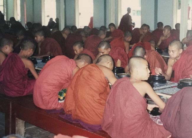 1日２回の食事なので、ご飯の量はとても多い。食事中はしゃべってはいけないようで、咀嚼する音だけが聞こえていた。<br /><br />