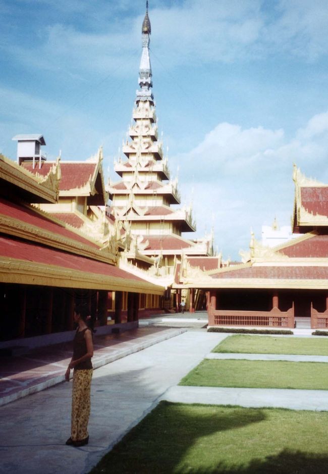 ランチの後、「エアポートプリンスホテル」にチェックインした。ここのホテルはトーホーやイースタンよりも設備がよかった。ウエルカムフルーツが置かれ、バスルームも大きく、調度の質も格が上だった。シャワーを浴びてベットに横になり、ガイドブックを読んでウトウトし始めたが、そこで停電。ちょうどよい具合に眠りに落ちた。　<br /><br />15時頃よりロンジーを腰に巻き午後の観光のスタート。　<br />「旧王宮」を見学した。軍事施設の中にあるため、検問をうけなくてはならなかった。それにしても巨大な敷地だ。一辺３㎞で幅70mの堀に囲まれている。ミンドン王が1857年より４年の歳月をかけて築いた王宮だ。<br />