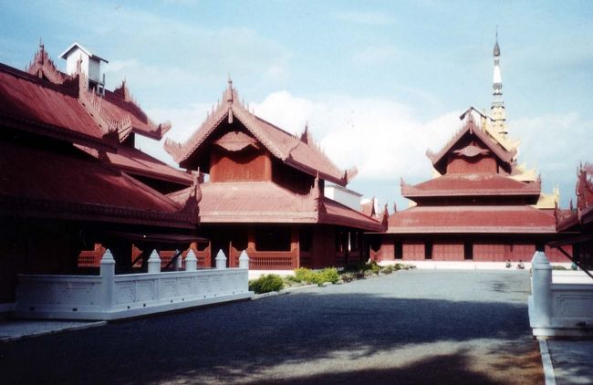 1887年マンダレーを攻め落とした大英帝国は、ここを軍の施設としたが、その後1942年には日本が占領、1945年の戦火で建物のすべてが消失した。現在見られるのは再建されたものだが、王たちの歴史が幕を閉じ、主人を持たない王宮には、無常感が漂っていた。