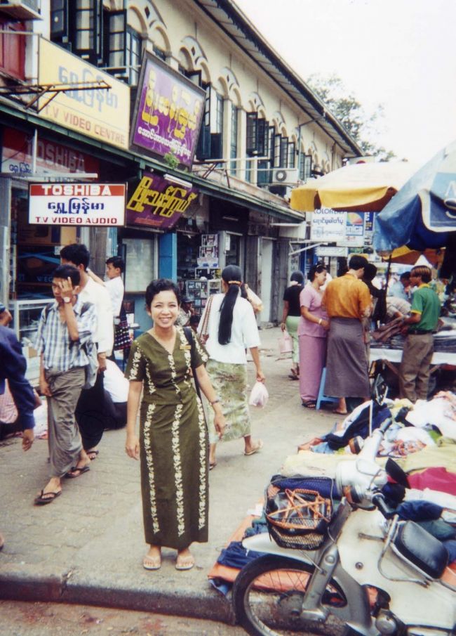■５日目(7/26）<br /><br />ヤンゴンに戻る日、空港でトントンときつく握手をかわして別れた。さわやかで熱心なナイスなガイドだった。<br /><br />ヘイホー経由のミャンマーエアーウェーズHK006便に搭乗し、10時半にヤンゴンに戻った。 ガイドのティーダが笑顔で迎えてくれた。<br />彼女は、ヤンゴン最大の野菜市場である「ティリミンガラー市場」に案内してくれた。トウモロコシが人の高さ以上に山積みにされ、タバコの葉の山から人影が見える。狭い通路は人の行き来で体が触れ合うほど。日本では見かけない色とりどりの食材が所狭しと並んでいた。<br />