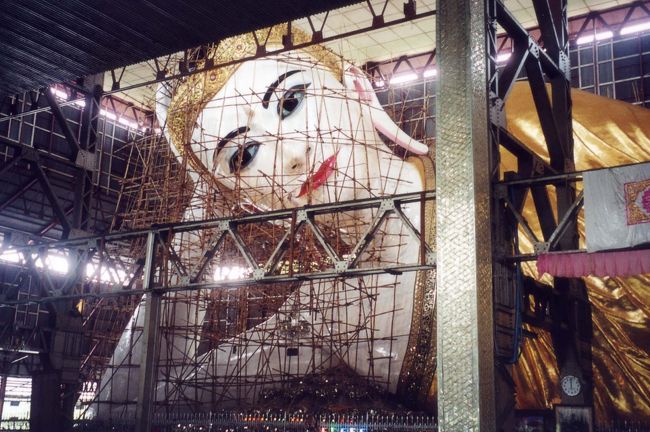  「チァウッターヂーパゴダ」に行く。 ミャンマーで一番大きな寝釈迦仏が安置されている。その表情が何とも現世的で艶っぽい。1907年に造られ高さ17.7m、長さ65.8mの大きさだ。座って見上げていると、体を横たえて、うたた寝をしてみたい気持になった。<br />　                                      <br />ランチは、高級中華レストラン「Shan Kan」。前菜の飲茶も、チャーハンもビーフンもおいしかった。満席で大盛況だった。<br />