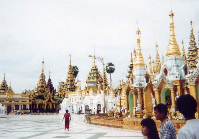 彼らは弁当持参で境内に入り、ゆったりした時間の中で瞑想し、祈りを捧げていた。昼寝をしている人たちもたくさんいた。ミャンマーでは、誕生した曜日が大変重要なよのうだ。私は月曜日、月曜日のシンボルは虎。ここの仏像に水を手向け、手を合わせた。<br />ホテルへの帰路、スレーバゴダ界隈も見ておいた。<br /><br />