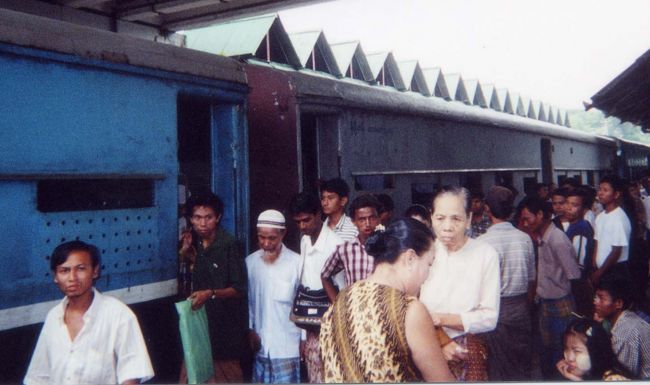 車内にはいろんな人たちが乗り込んでくる。<br />さまざまな物売りたちが、威勢良く声をかけて回ってくる。新聞・お菓子・教典・アクセサリー・おもちゃ・軽食が売買される。野菜や雑多な商品が積み込まれてくる。お金を恵んでくれと、子供が服を引っ張る。歌を披露して金を稼ぐ人たちも回ってきたが、その中の盲目の歌人の哀愁を帯びた歌にはずっと耳を傾けておきたかった。<br />乗客は何かを食べたり、タバコを吸ったり、コーンを噛んだり捨てたりしている。<br />子どもが父親に物をねだっている。その子どもに他の乗客が、鉄砲の形にした手を向けて撃つ真似をしてちょっかいを出す。<br /> <br />車内や車窓から外をながめながら、ティーダと３時間、よどみなくいろいろ話した。「ミャンマー人は父母をうやまう。年上の人に尊敬をはらう。妻は夫に従う」・・そんなミャンマー人の徳を紹介してくれた。日本でも大切にされてきた価値観だけど、社会変化の中で、ないがしろにされている一面があることを伝えた。生活基盤の拡充によって核家族化が進み、女性の自立と社会進出の中で、夫への妻の従属性は崩れていったことも申し添えて。<br />  彼女は実に勉強家だ。この車中にも日本語のテキストを持ち込んで、私にいろいろと質問する。日本大使館が主催する日本語検定で２級を取り、今１級を取得する準備を進めている。<br />　日曜日も塾に通い、空いた時間も仲間とともに学習に充てている。ノートにはびっしり丁寧に書かれたひらがなや漢字が並んでいた。<br />　持参して読み終えた「ビルマの竪琴」を渡した。末尾に荒城の月などの楽譜も入っていたので、喜んでくれた。わかりやすい文章だし難しい漢字にはルビがふってあったので、何とか読みこなすだろう。<br />あっという間の３時間だった。ランチはボジョーアウサンマーケット近くのファーストフードのようなチャーハン屋で。日本語をコーチしたお礼なのか、代金を払ってくれた。<br /><br /><br /> 