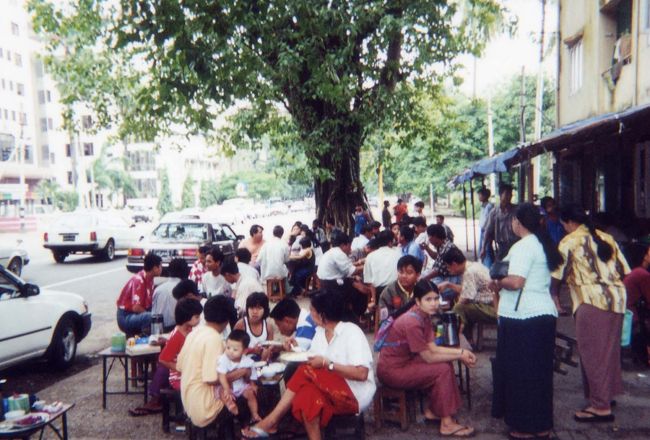 ■７／２９（８日目）  <br /><br />関空に７時３０分についた。発熱と下痢を経験したので正直に検疫所に届けた。96年にインドネシアに行ったおり、同行することとなった兵庫県の夫婦がエルトール小川型のコレラにかかったことが思い出された。みんなに迷惑がかからないよう、検査を受けておこうと思った。問診ののち、検便検査も受けた。検疫官のドクターは終始にこやかで、人当たりよく安心した。赤痢やコレラなど法定伝染病に罹患している場合は、４日以内に連絡するということだった。少々不安な数日を過ごしたが、電話は鳴らなかった。確認のためにこちらから電話したが、陰性ということであった。しかし下痢の症状は改善されない。かかりつけの医院に２回受診したが、最終的に下痢が止まったのは８月５日。なんと１０日もかかってしまった。この間、見事に腸内の清掃がされたことと思う。今までは、外国に出るとどちらと言えば、逆に快腸になるほうだったが、今回初めて体調を崩した。ドクターの診断はウィルス性のものと言う。腸風邪ということか。<br /> それにしても、いい旅だった。咀嚼しきれないたくさんの思い出を作ってくれた。<br />良いものを見、良い人々に出会えた。  <br /><br />※ホテルの近くにて