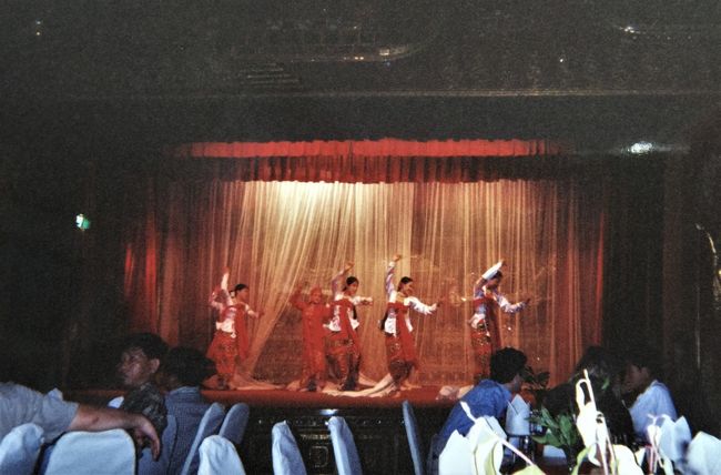 夕食はレストラン「KARAEEIK PALACE」。カンドジー湖に作られたバイキング方式のレストランで、ミャンマーの舞踏やあやつり人形を見ながら食事した。<br />マンダレーヒルで出会った那須から来ていたカメラ愛好家たちと再会した。ツアーで回るコースはほぼ同じなので、日が同じだと立ち回り先で一緒になることはよくあることだ。<br />ホテルにもどる途中、ライトアップされたシュエダゴォンバゴダを見た。信者から寄進されたお金で毎夜ライトアップされているという。