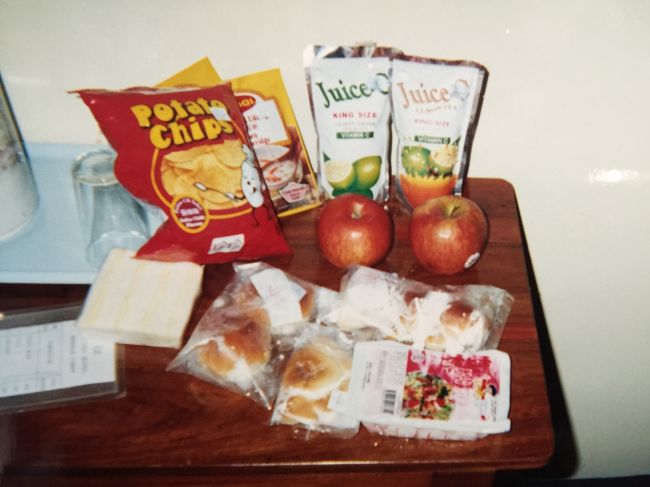 ３時頃ホテルにもどった。熱っぽい。フロントで体温計を借りてはかってみたら、37.8度。ポンタールを持参していたので、すぐ飲んでベットに横になった。腹痛はないのだけれど、下痢がすさまじい。長い長い下痢症状の始まりだった。MTBTOURS社長のAUNG NAY HTOOさんも、正露丸を届けてくれたり、何かと気をもんでくれた。<br />夕食もとる気になれず、車を手配してもらって、スーパーマーケットに出かけ、口に合いそうな食料を買い込んだ。油っこい辛い食事はとうてい受け付けられない。パンやビスケットやリンゴなどで、翌日の昼まで食いつないだ。ビオフェルミンも持参していたので、飲んでみたが、全くきかない・・。ウトウトしているが、覚醒しているのか、夢の中なのかわからない状態が続いた。<br /><br />