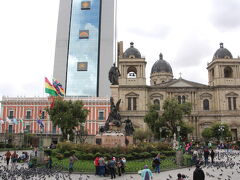 続いて、市内の中心部であるムリリョ広場にやってきました。
正面は、教会と大統領府です。
