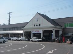 今治駅から約1時間程で松山駅に到着。
四国最大の街の割には小ぢんまりとした駅舎。